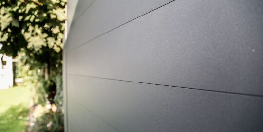 windax Zaun schützt vor ungewollten Blicken und bietet maximale Privatsphäre bei ästhetischem Look und luxeriösem Design.