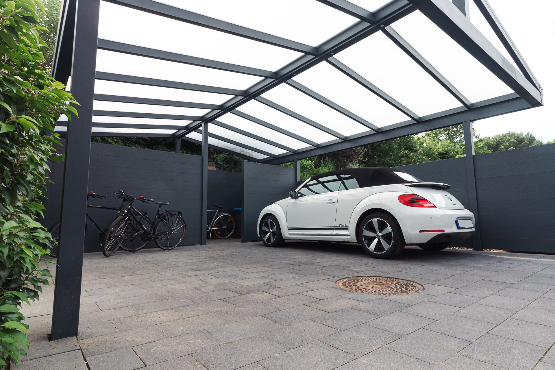 windax Carport mit einem Satteldach aus Aluminium in der Farbe Anthrazit. Dacheindeckung aus opalem Polycarbonat mit LED Beleuchtung.